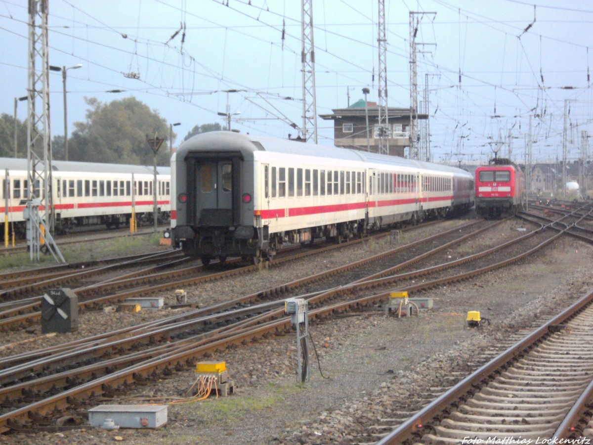 112 112 als RE5 mit ziel Holzdorf (Elster) & Schlusslicht des IC´s nach Ostseebad Binz (gezogen von 120 149-0) mit einer Doppelausfahrt aus Stralsund Hbf am 12.10.13