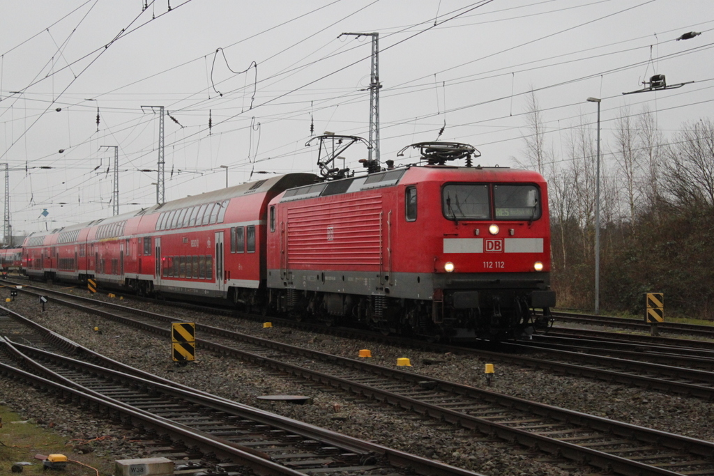 112 112 mit RE 4352(Elsterwerda-Rostock)bei der Einfahrt im Rostocker Hbf.23.12.2017