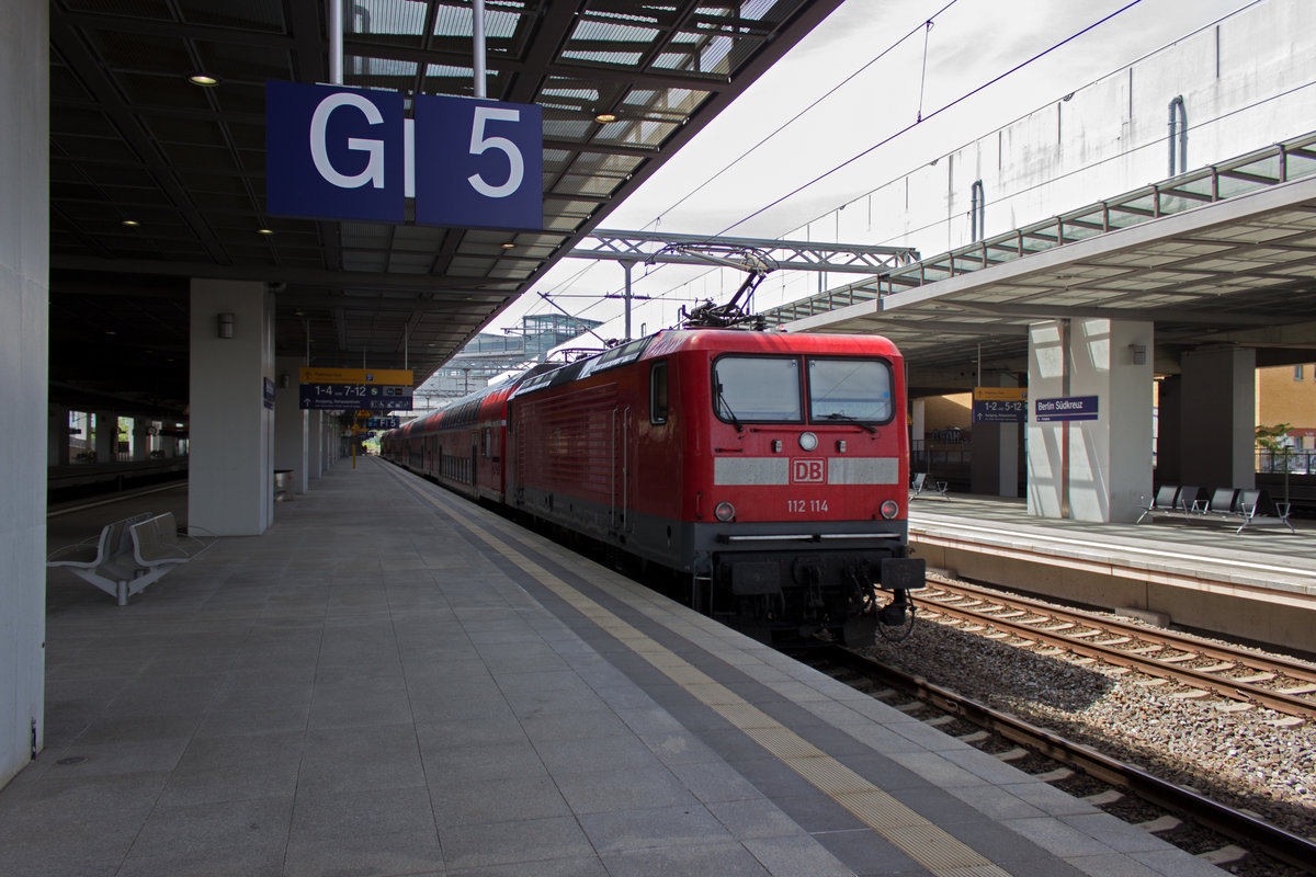 112 114 fhrt mit einem RE in Berlin-Sdkreuz ein und wird in Krze in Richtung Sdbrandenburg weiterfahren.