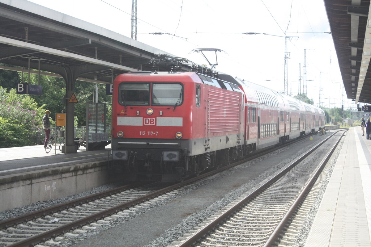 112 117 mit dem RE3 bei der Einfahrt in den Endbahnhof Stralsund Hbf am 2.8.21