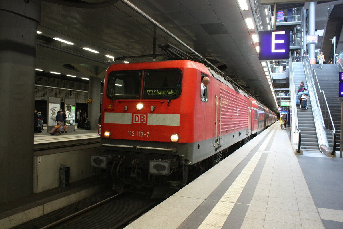 112 117 mit dem RE3 mit Ziel Schwedt (Oder) im Bahnhof Berlin Hbf (Tief) am 2.8.21