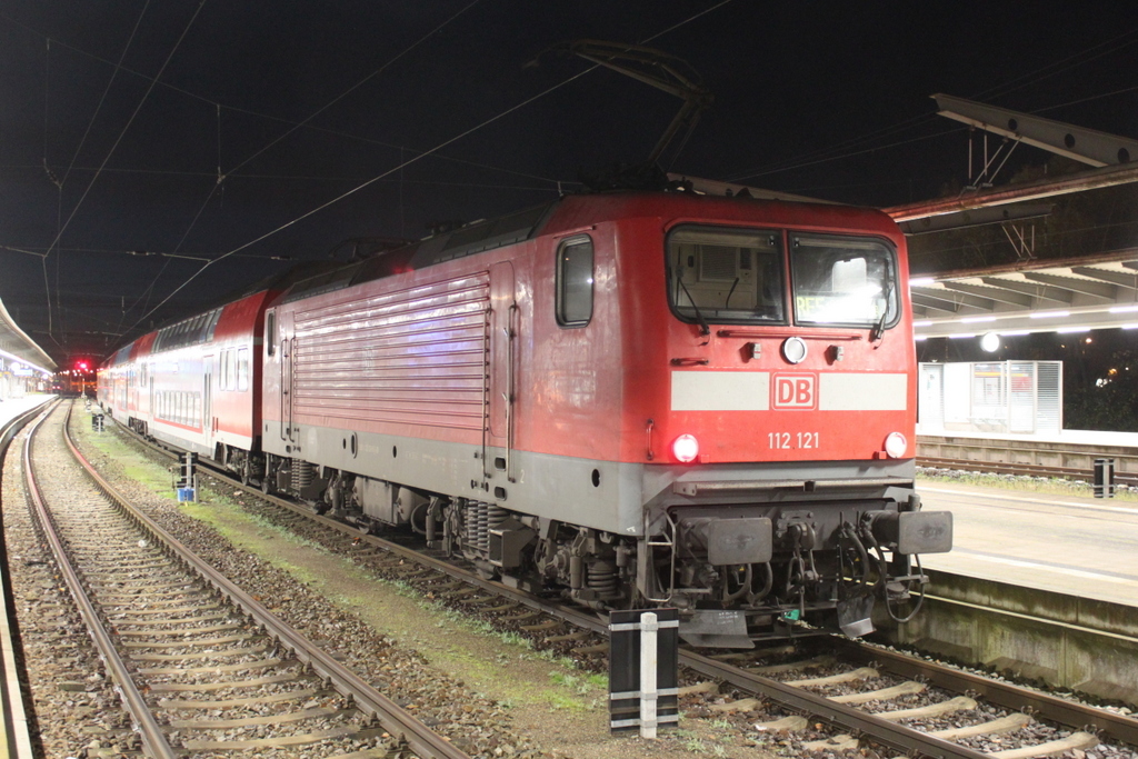 112 121 mit RE5(Rostock-Oranienburg)kurz vor der Ausfahrt im Rostocker Hbf.23.11.2017