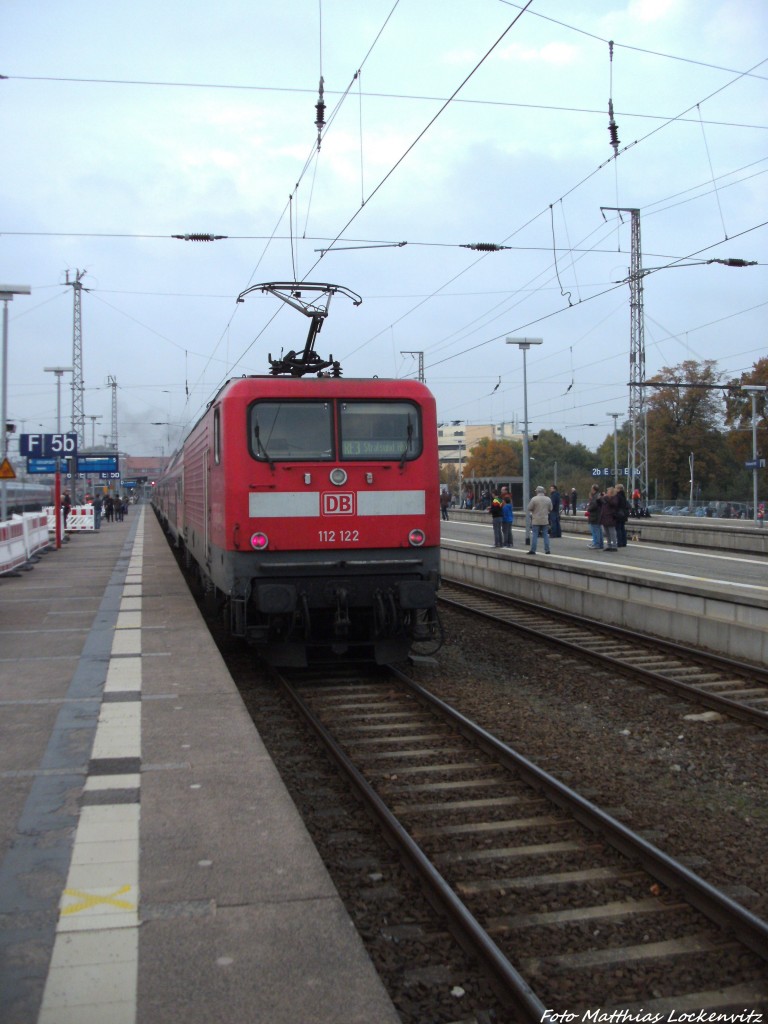 112 122 als RE3 aus Elsterwerda bei der Einfahrt in den bahnhof Stralsund Hbf am 12.10.13