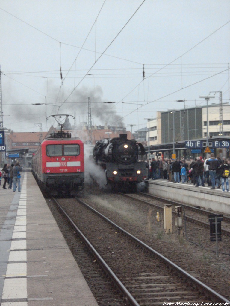 112 122 als RE3 mit ziel Elsterwerda & 03 1010 als D-Zug mit ziel Cottbus im Bahnhof Stralsund Hbf am 12.10.13