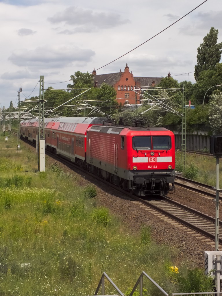 112 122 fährt mit einem RE3, der wegen Bauarbeiten nicht bis Elsterwerda fährt, sondern in Berlin Südkreuz endet, in ebendiesen Endbahnhof ein, 12.06.14