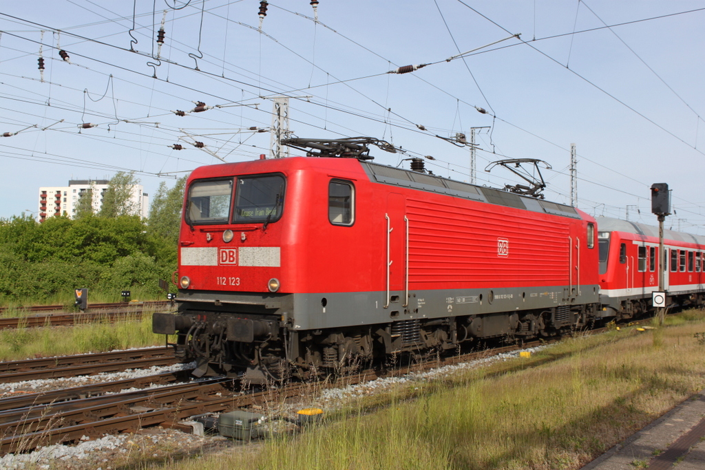 112 123 mit RE 13292 von Warnemünde nach Berlin-Ostbahnhof bei der Durchfahrt im Rostocker Hbf.21.05.2018