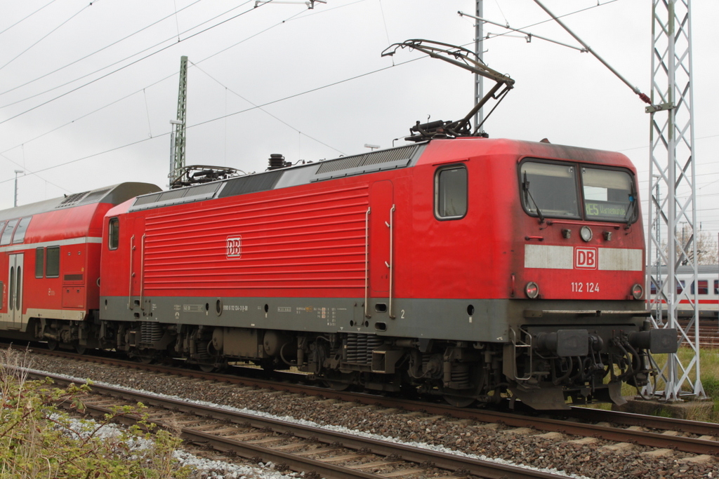 112 124 musste zur Freude des Fotografen am Hp0 Signal vor dem Rostocker Hbf. warten.06.05.2017