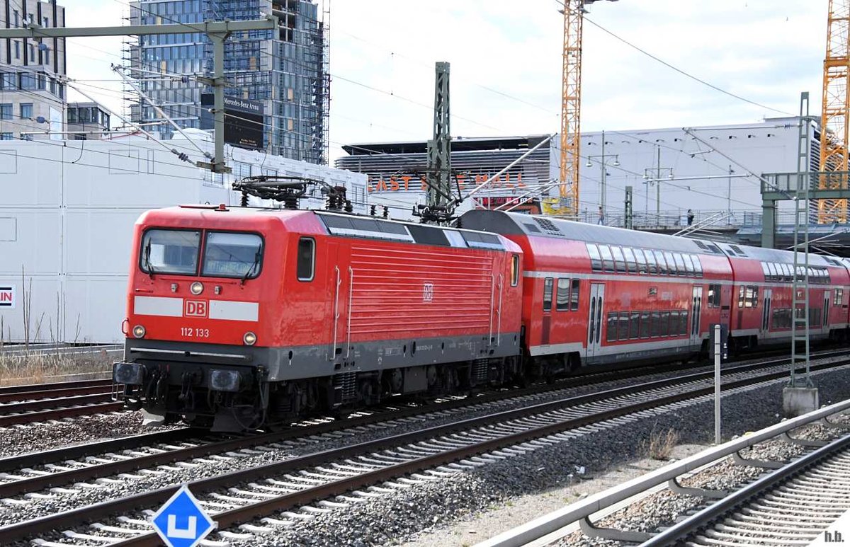 112 133 mit einen regionalzug,aufgenommen von der station warschauer platz,02,04.21