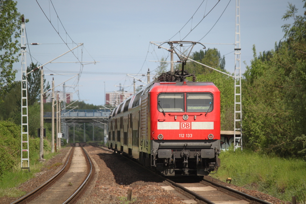 112 133 mit RE 18490 von Berlin Hbf(tief)nach Warnemünde bei der Durchfahrt in Rostock-Marienehe.20.05.2017