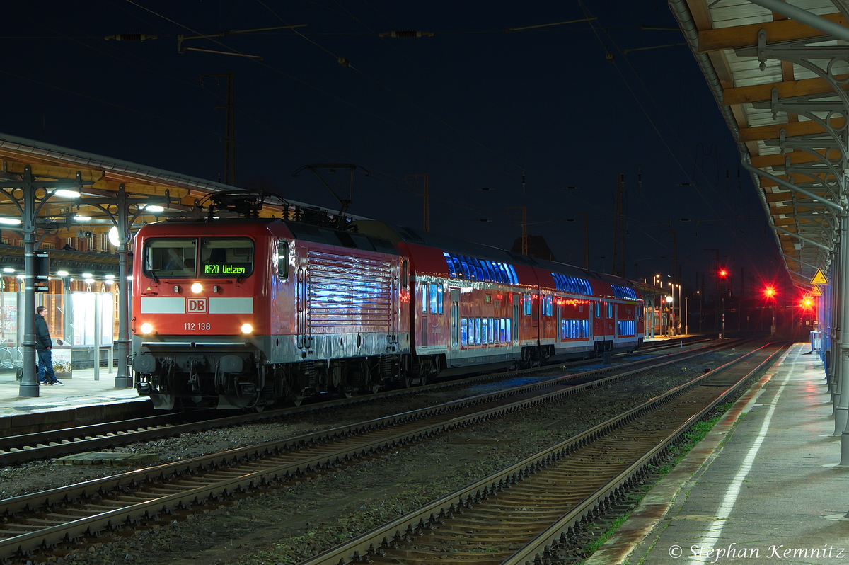 112 138 mit dem RE20 (RE 17624) von Halle(Saale)Hbf nach Uelzen in Stendal. 15.12.2013