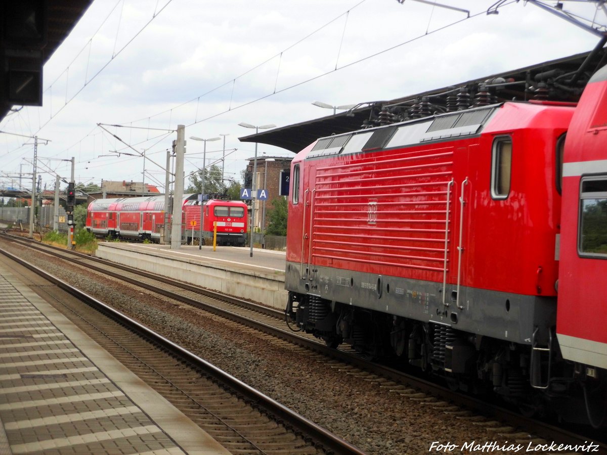 112 139 verlsst den Bitterfelder Bahnhof mit ziel Magdeburg, whrend noch 112 173 als RB mit ziel Wolfen (Bitterfeld) im Bahnhof Bitterfeld auf die Abfahrt am 14.7.16 wartet