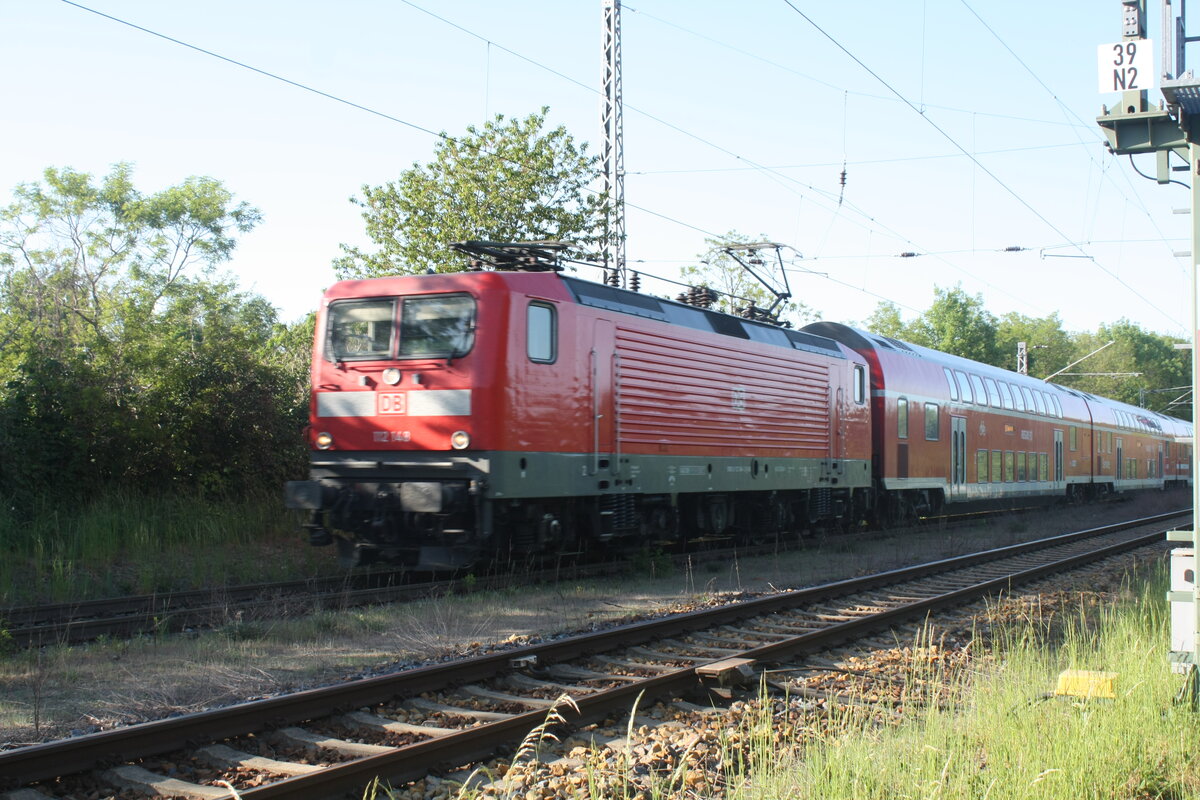 112 148 bei der Einfahrt in den Bahnhof Ortrand am 15.5.22