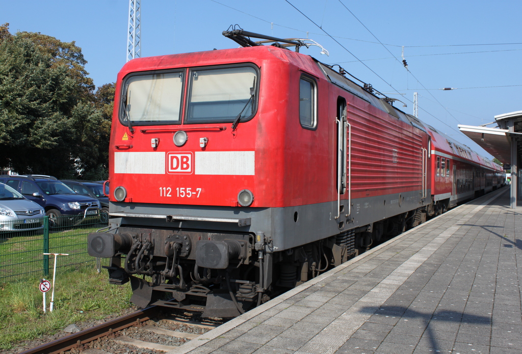 112 155-7 mit RE 18591 von Warnemnde nach Berlin Hbf(tief)abgestellt am 12.09.2015 im Bahnhof Warnemnde.