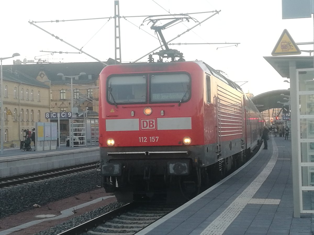 112 157 als RE18 mit ziel Jena-Gschwitz im Bahnhof Halle (Saale) Hbf am 16.2.19