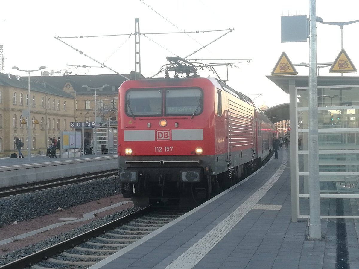 112 157 als RE18 mit ziel Jena-Gschwitz im Bahnhof Halle (Saale) Hbf am 16.2.19