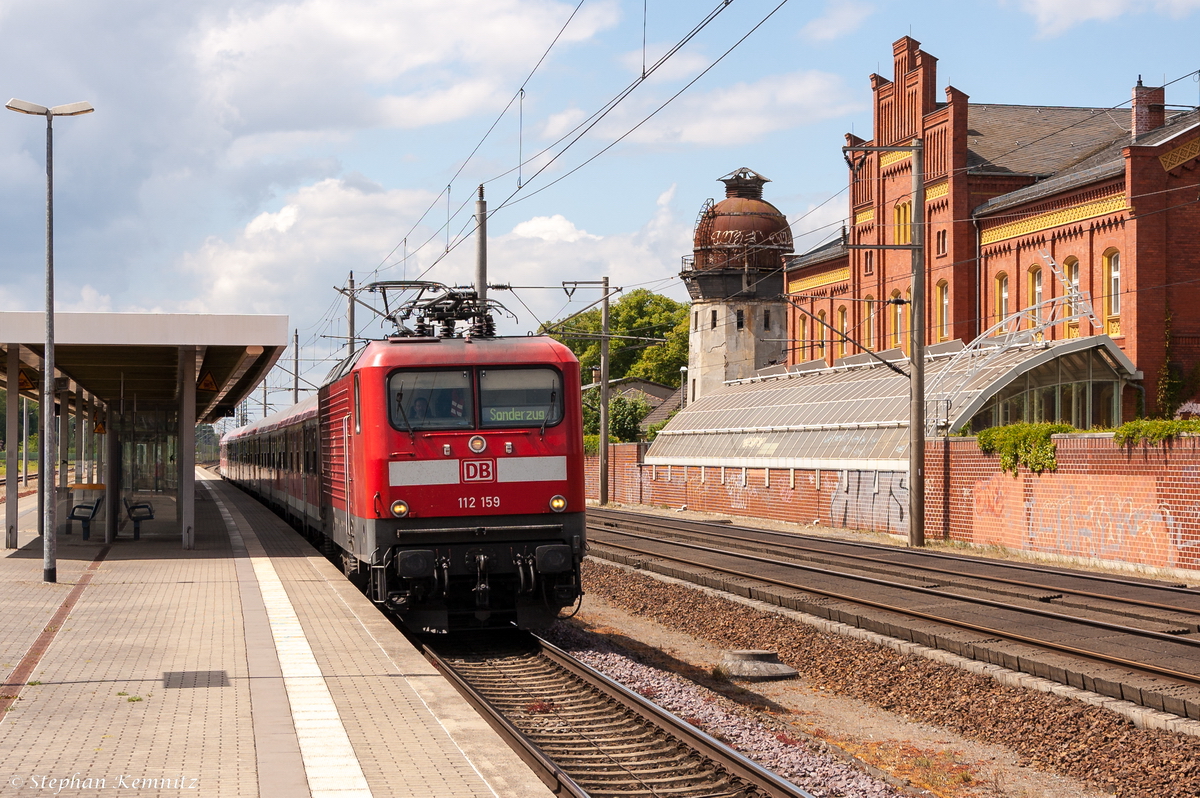 112 159 mit dem zweiten DFB-Pokalsonderzug des VfL Wolfsburg (RbZ 34024) von Wolfsburg Hbf nach Berlin-Spandau in Rathenow. 30.05.2015