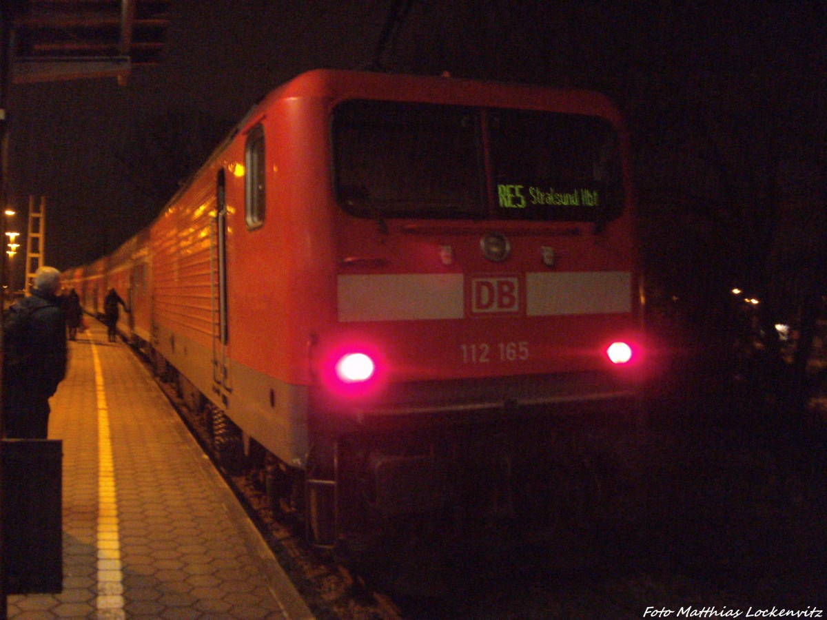 112 165 als RE5 mit Zugnummer RE 18507 mit ziel Holzdorf (Elster) im Bahnhof Stralsund Hbf am 3.12.13