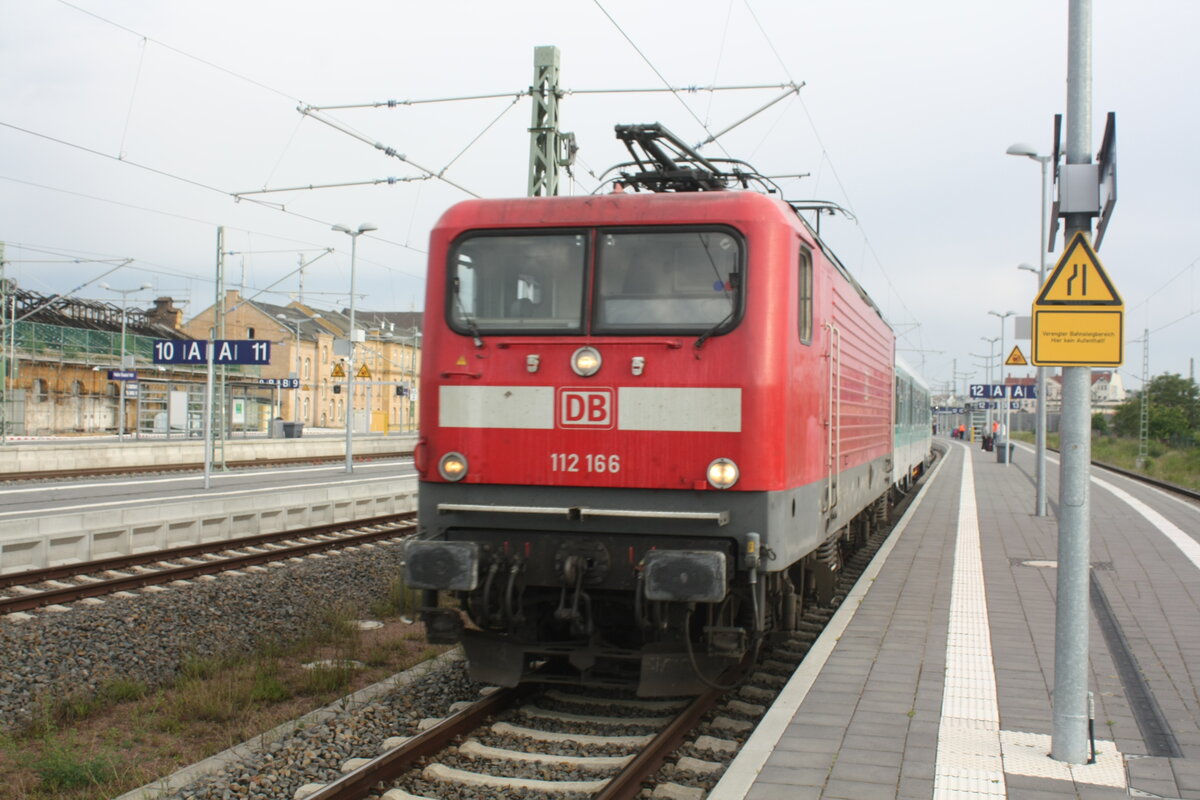 112 166 bei der Bereitstellung der etwas sehr kurzen RB25 Ersatzgarnitur im Bahnhof Halle/Saale Hbf am 1.6.22