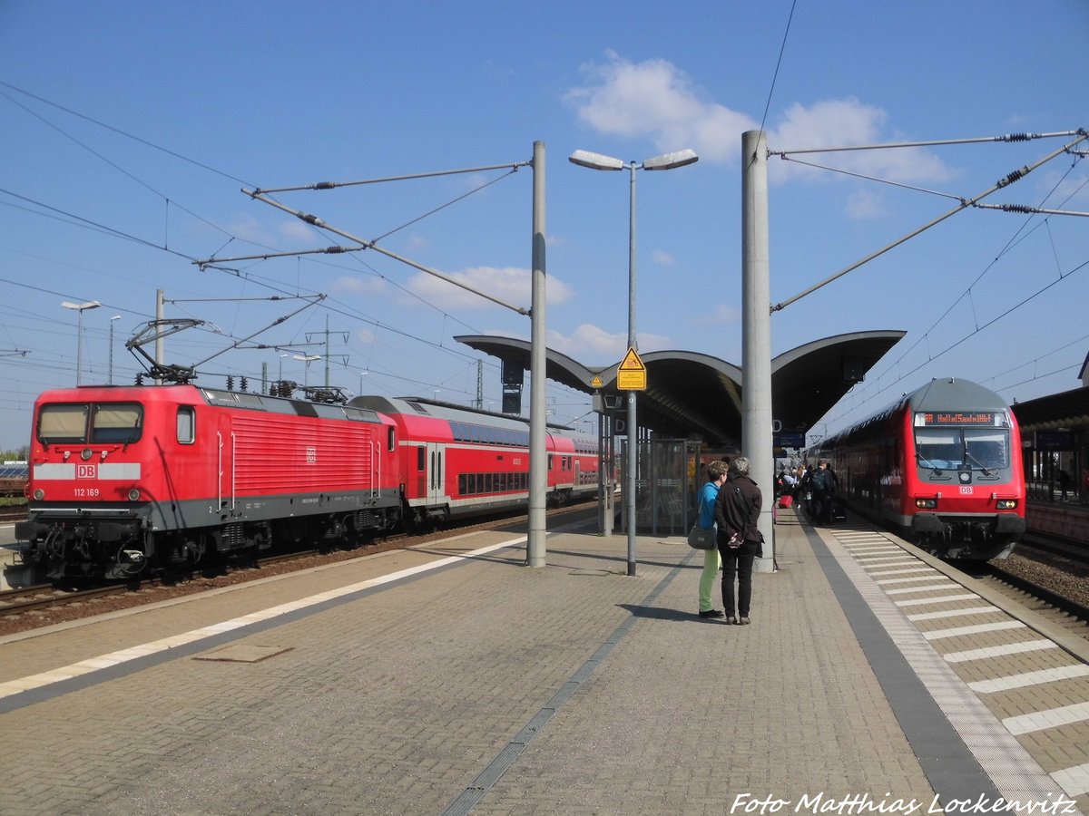 112 169 und mit Steuerwagen voraus steht 114 028 im Bitterfelder Bahnhof am 2.5.16