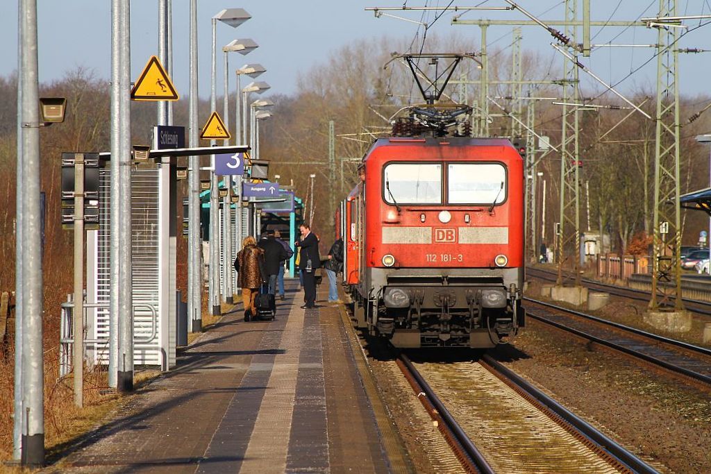112 181-3 mit der RB nach Neumünster hier beim Haltin Schleswig. 01.03.2013