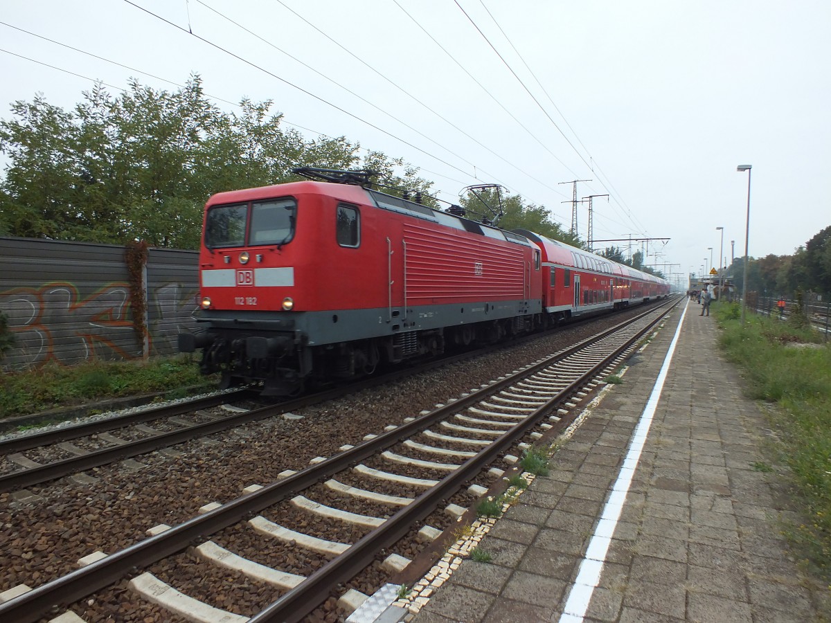 112 182 fhrt am 9.10.13 im Hochnebel durch Berlin-Karlshorst.
RE1 -> Frankfurt (Oder)