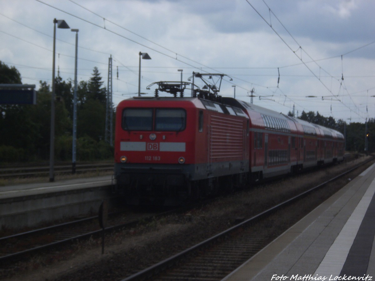 112 183 als RE5 mit ziel Stralsund Hbf beim Verlassen des Bahnhofs Neustrelitz Hbf am 16.6.14