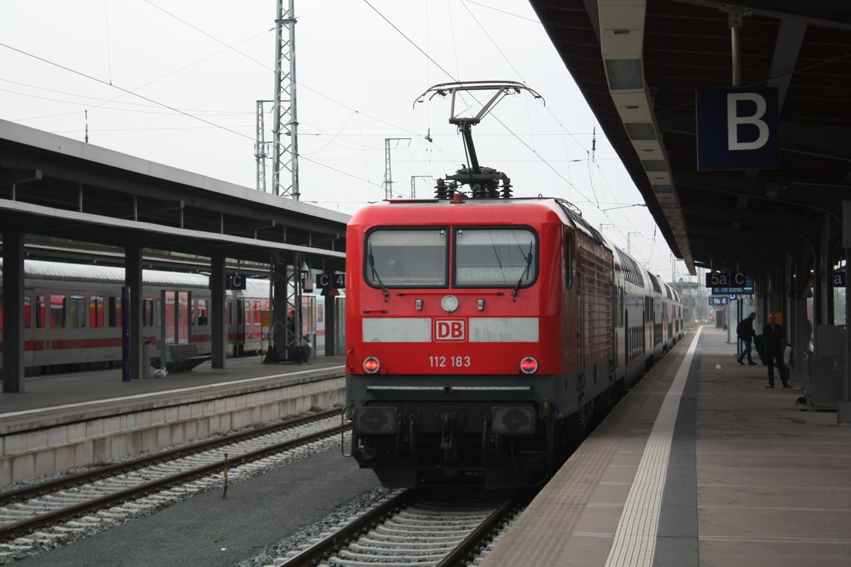 112 183 verlsst als RE5 mit ziel Wnschdorf-Waldstadt den Bahnhof Stralsund Hbf am 19.8.19