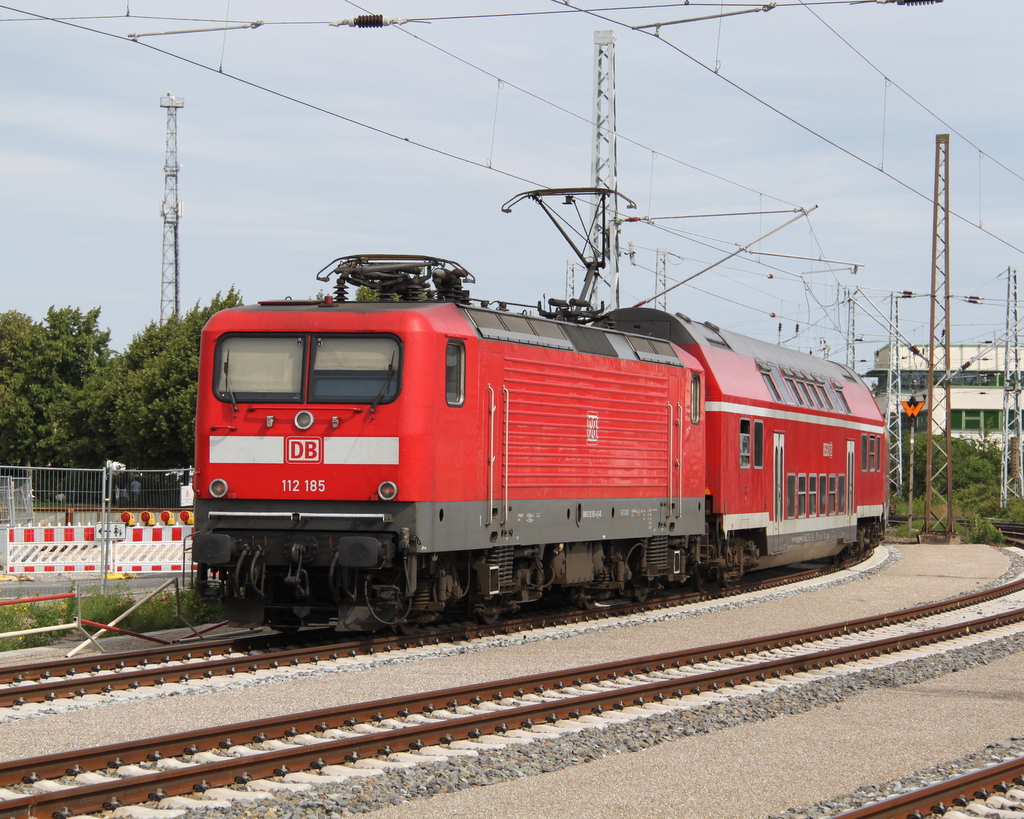 112 185 mit RE 18490 von Berlin Hbf(tief)bei der Einfahrt in Warnemnde.16.07.2016