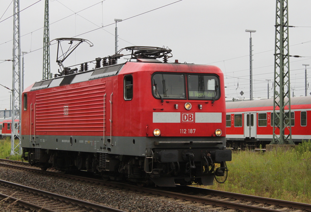 112 187-0(Bh Rostock)als DB-Dienstfahrt von Rostock Hbf nach Berlin-Lichtenberg bei der Ausfahrt im Rostocker Hbf.23.06.2017