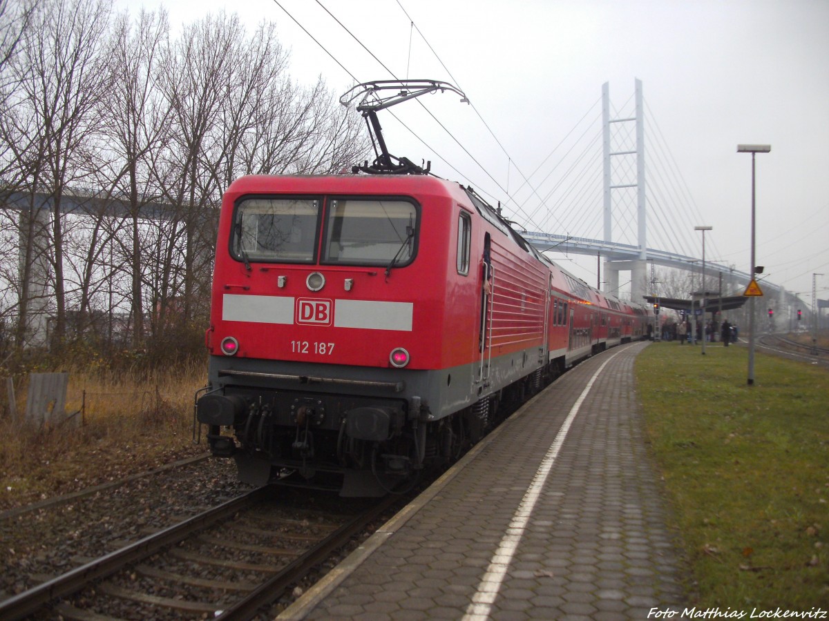 112 187 steht als RE3 mit ziel Elsterwerda im Bahnhof Stralsund Rügendamm am 4.12.13