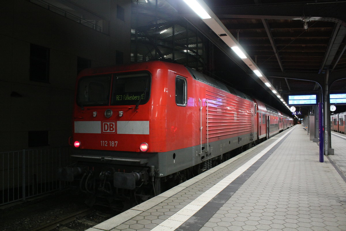 112 187 steht als RE3 mit ziel Falkenberg (E) im Bahnhof Stralsund Hbf am 4.1.20