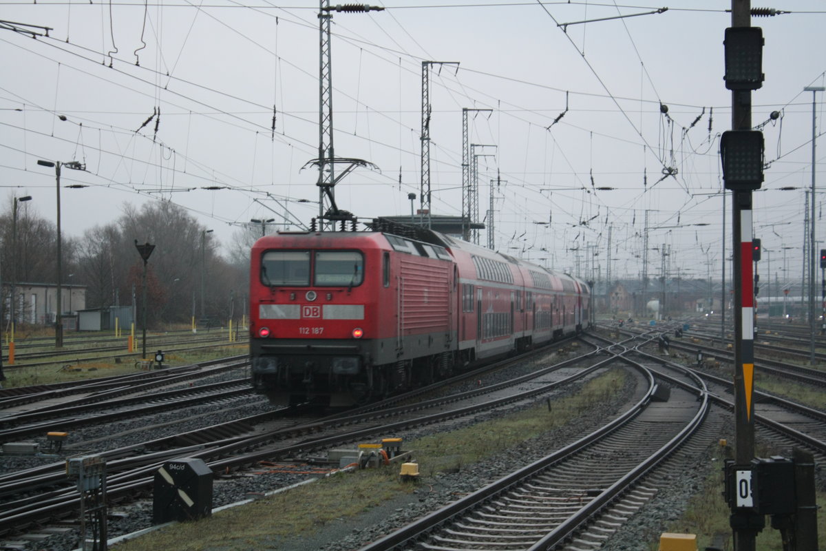 112 187 verlsst als RE5 den Bahnhof Stralsund Hbf am 21.12.20