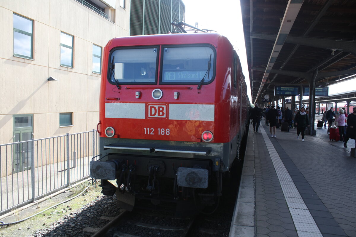 112 188 im Bahnhof Stralsund Hbf am 20.9.21