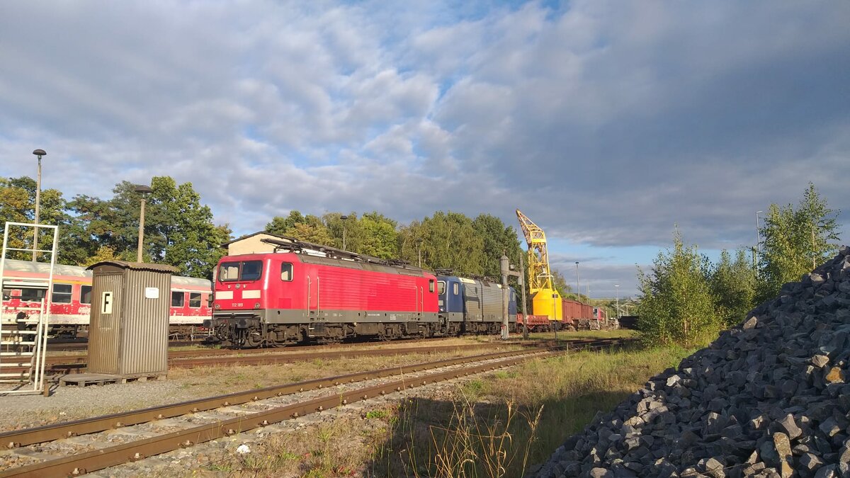 112 189 und 143 173-3 abgestellt im BW Glauchau. 03.20.23