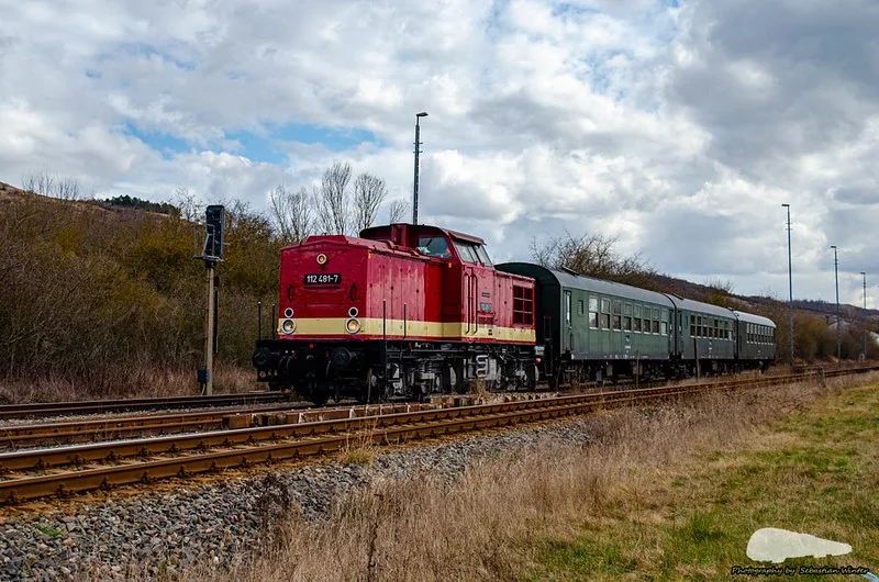 112 481-7 von MaS Bahnconsult am 19.03.2022 nach der Ankunft mit einem Sonderzug aus Leipzig Hbf in Karsdorf Bbf. (Foto: Sebastian Winter)