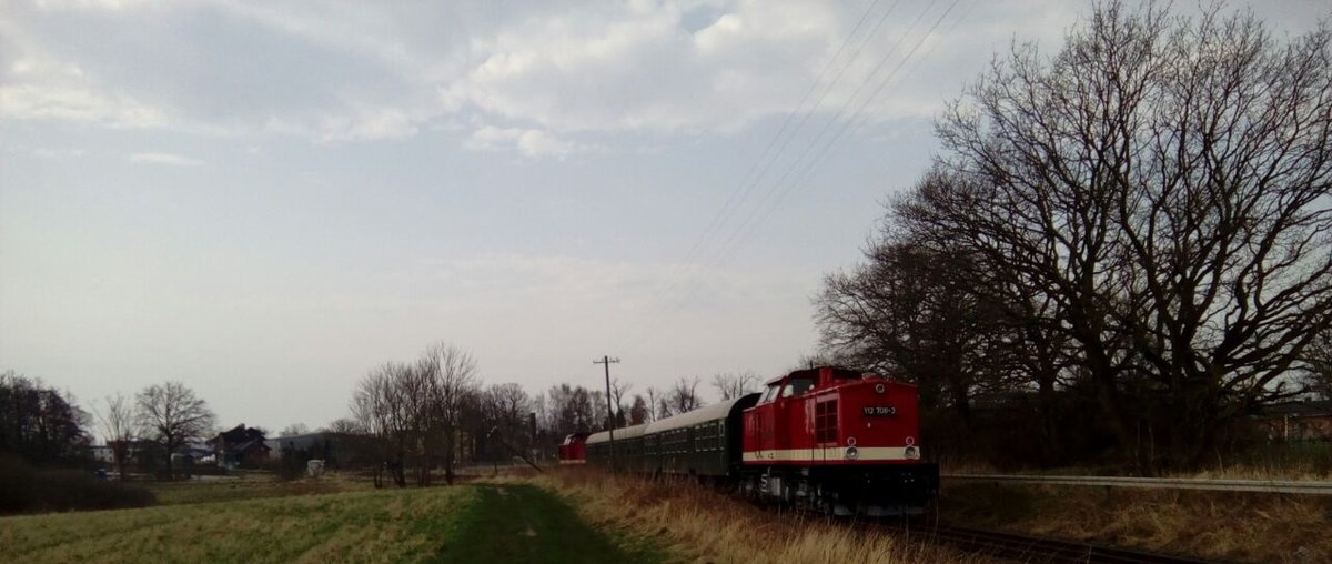 112 565 (202 565) und 112 708 (202 708) mit dem Historischen Planzug kurz vor Lauterbach/Rügen am 13.4.18