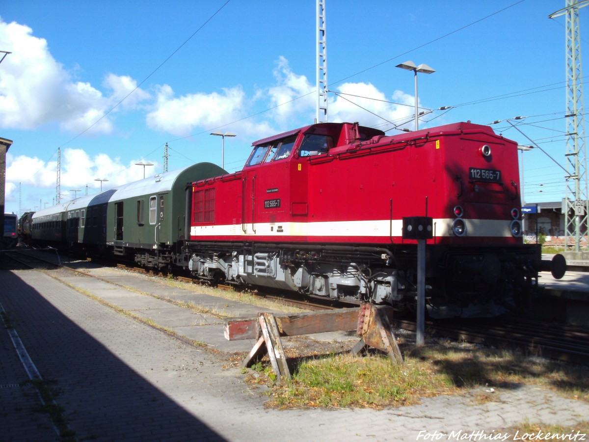 112 565-7 mit 52 8079 im Hintergrund im Bahnhof Bergen auf Rgen am 15.6.14