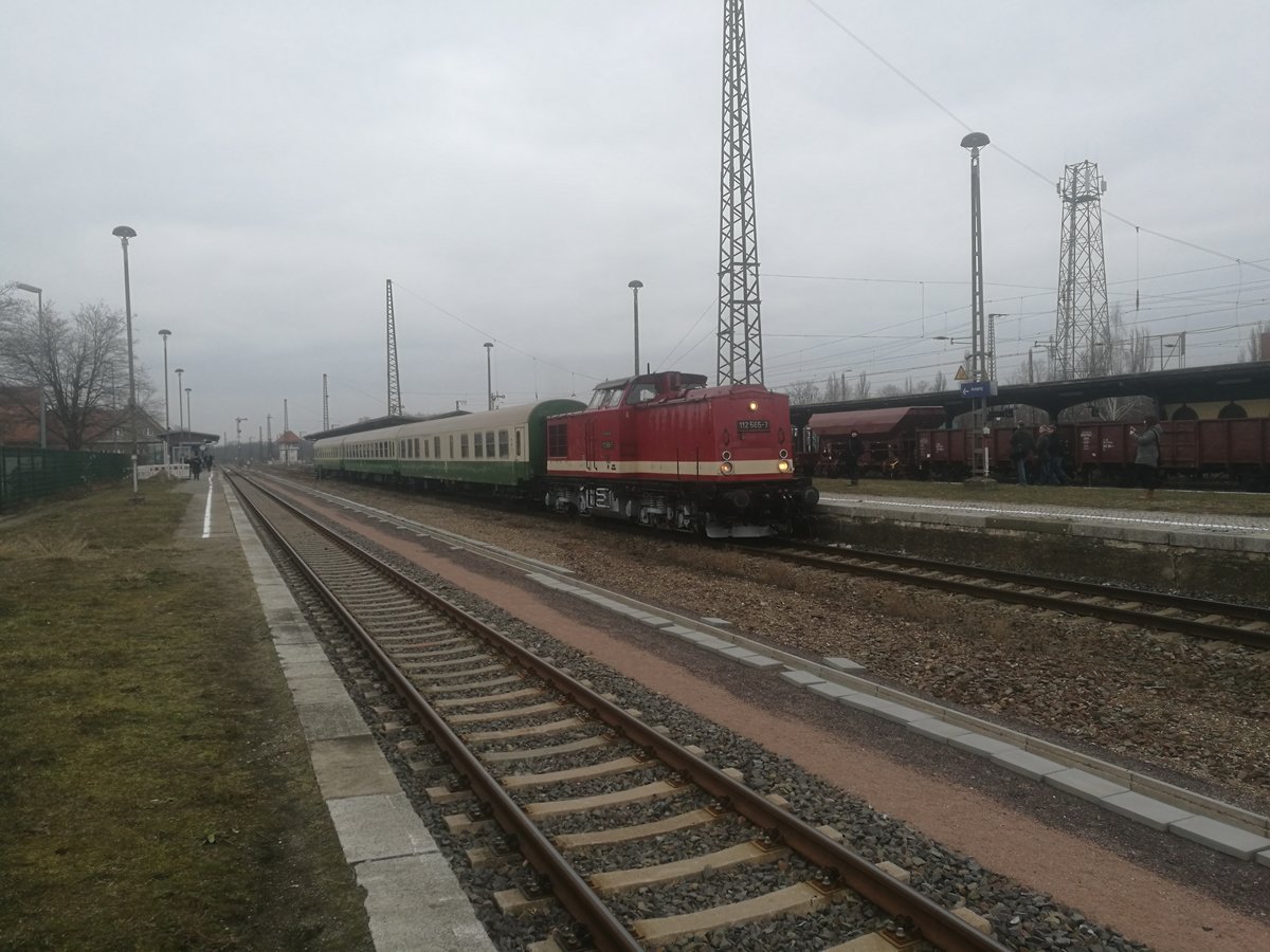 112 565 mit dem Sonderzug mit ziel Bernburg im Bahnhof Köthen am 2.3.19