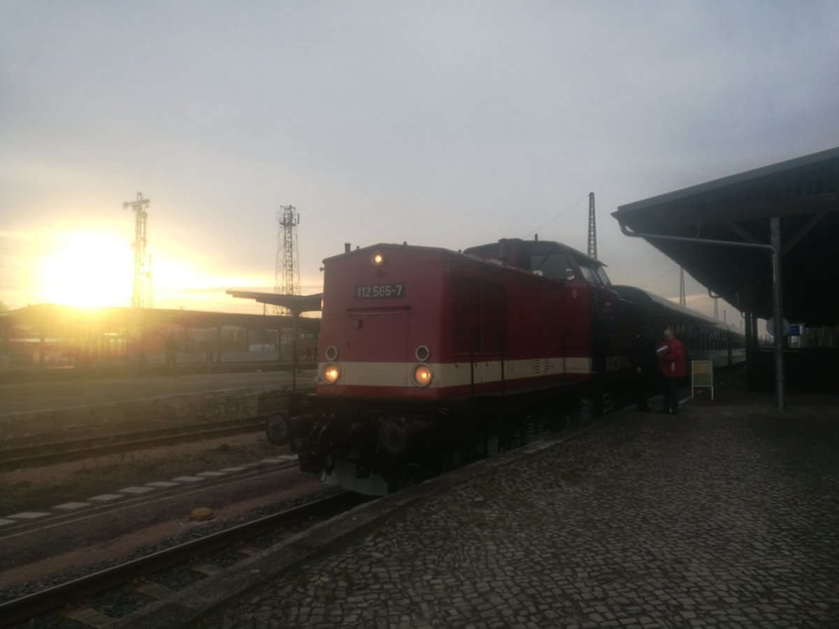 112 565 mit dem Sonderzug im Bahnhof Köthen am 3.3.19