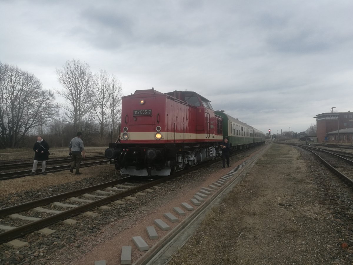 112 565 mit dem Sonderzug im Bahnhof Baalberge am 3.3.19