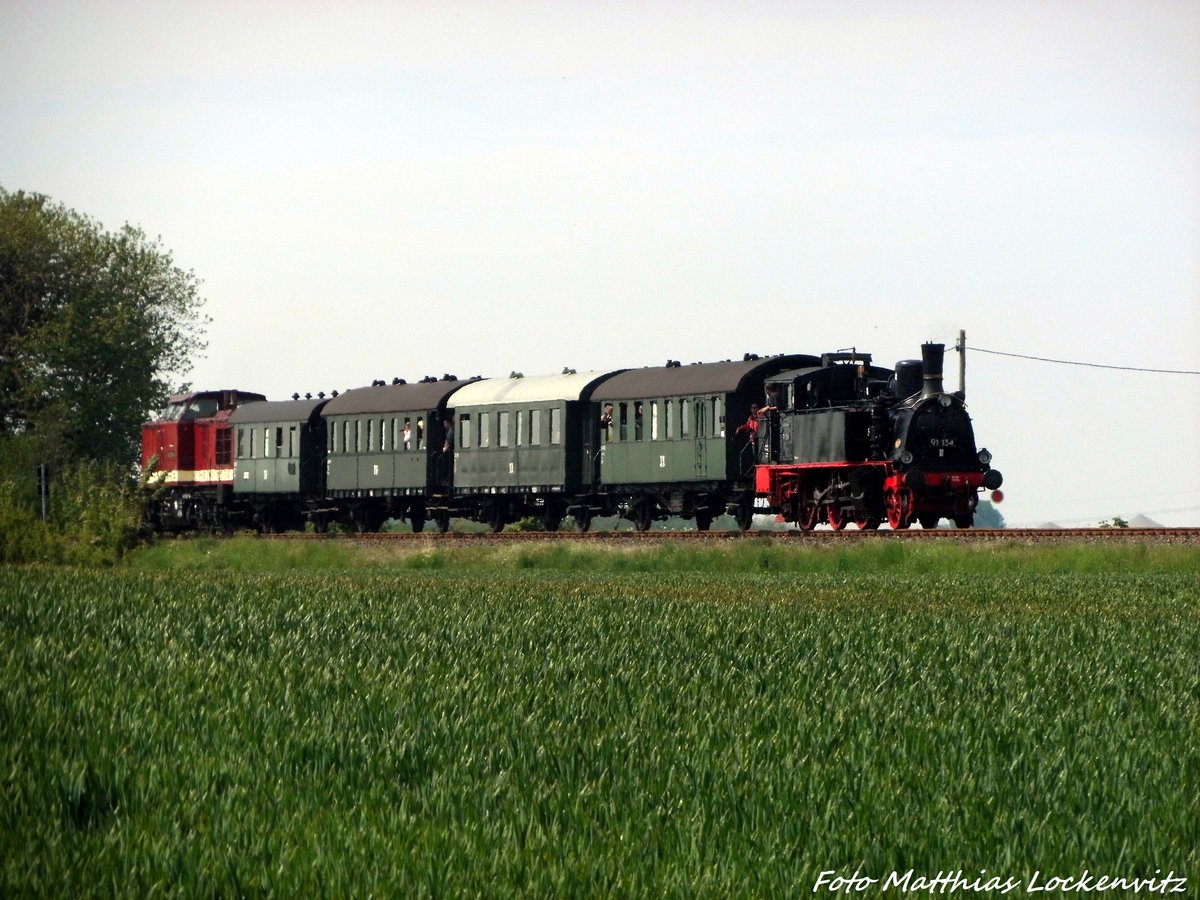 112 703 (203 230) und 91 134 unterwegs nach Bergen auf Rgen. Aufnahme in der nhe von Neklade am 21.5.16