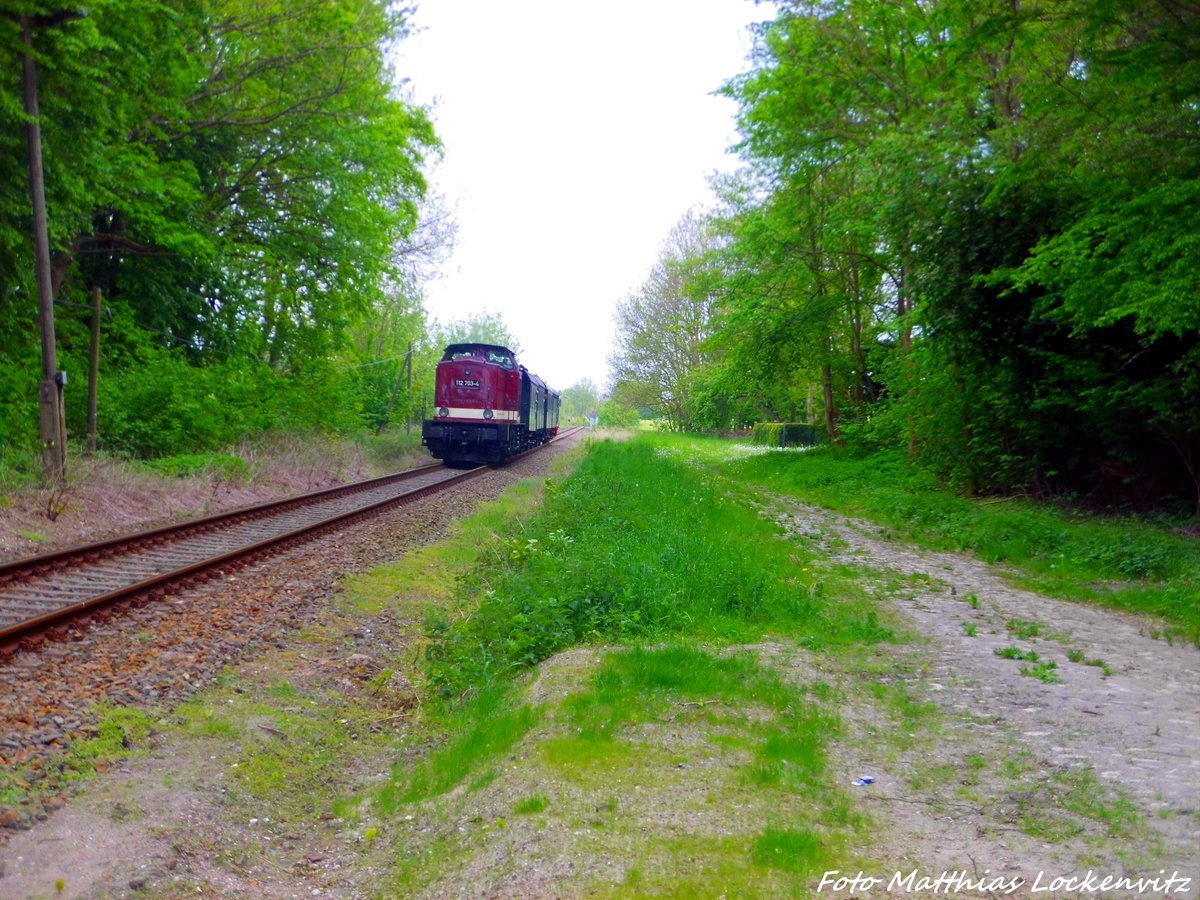 112 703 (203 230) am Zugschluss unterwegs nach Lauterbach Mole und lsst den ehemaligen DR-Haltepunkt Pastitz hinter sich am 21.5.16