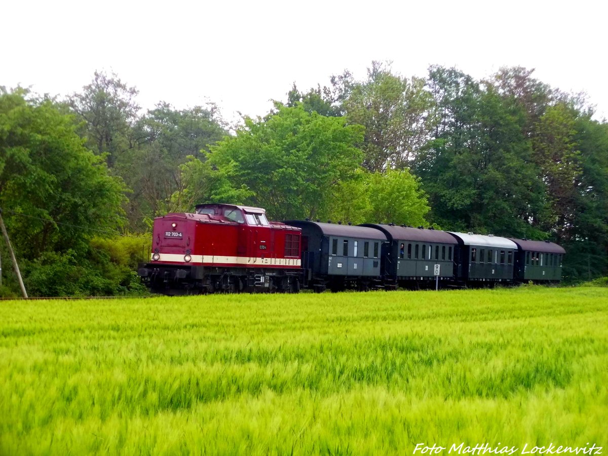 112 703 (203 230) unterwegs nach Bergen auf Rgen bei der vorbeifahrt am Putbusser Ortsteil Pastitz am 21.5.16