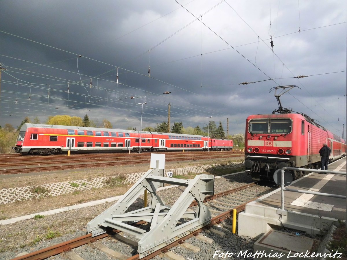 112 XXX abgestellt und mit Steuerwagen voraus steht 143 857 im Bahnhof Halle-Nietleben am 17.4.16