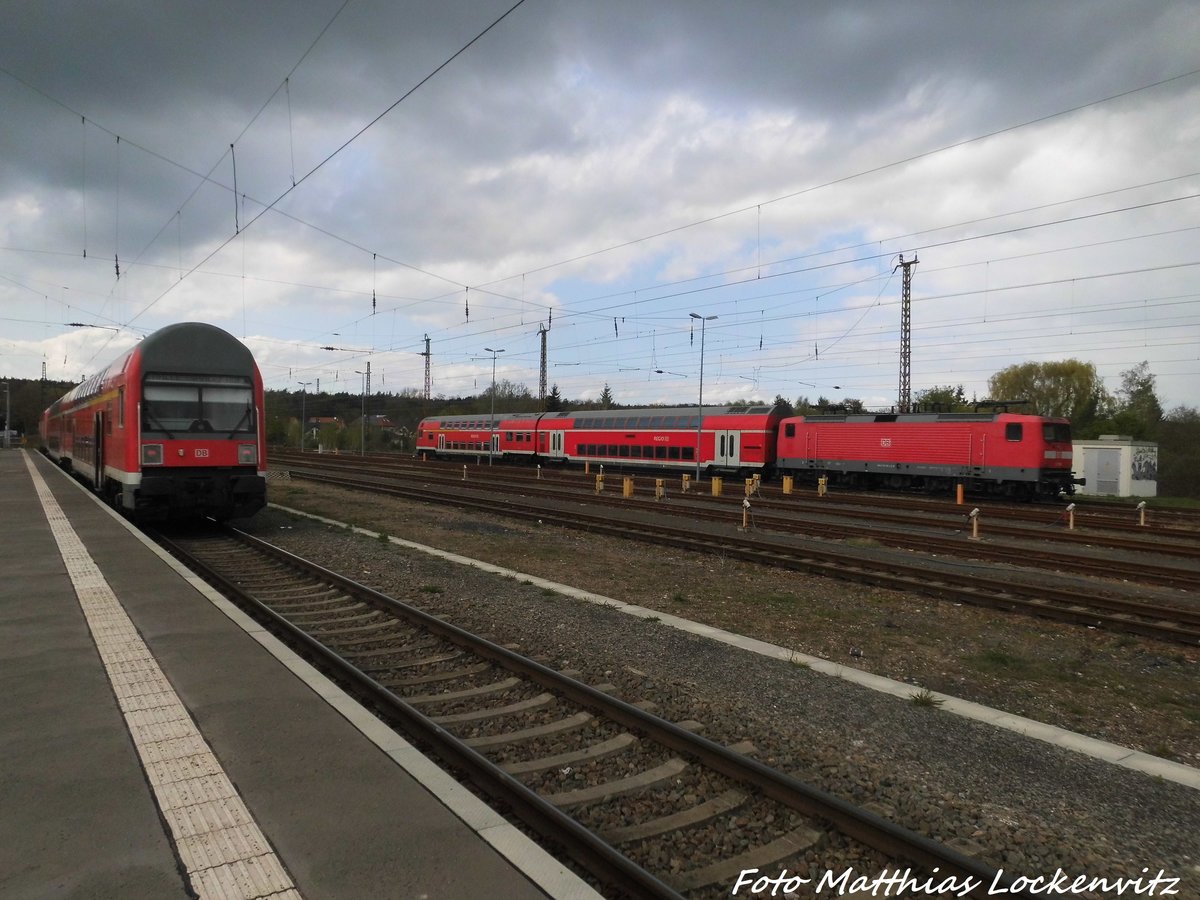 112 XXX abgestellt und mit Steuerwagen voraus steht 143 857 im Bahnhof Halle-Nietleben am 17.4.16