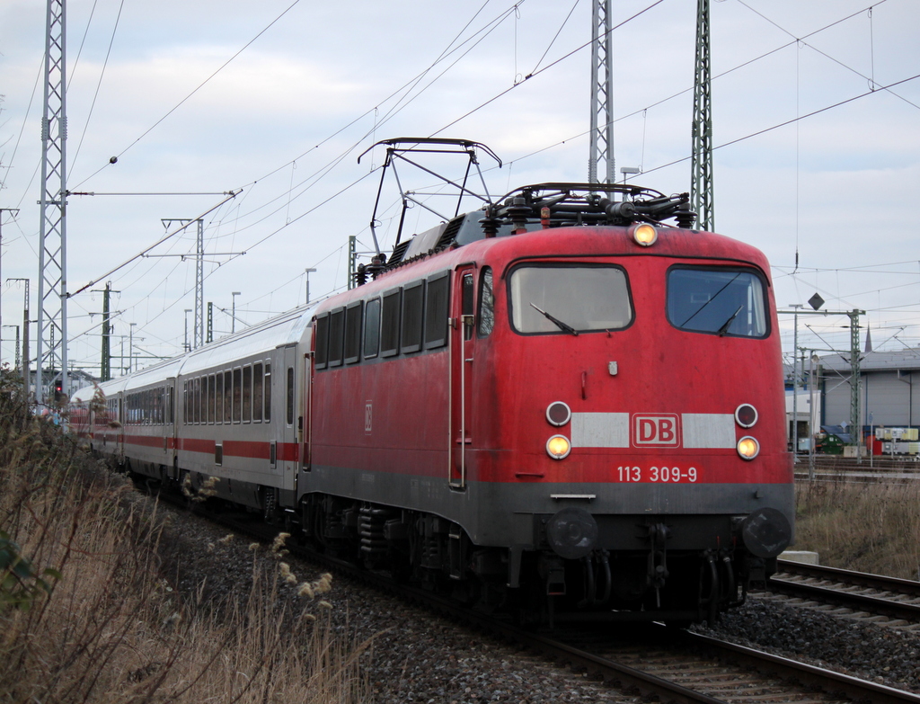 113 309-9 mit IC 2239 Rostock-Leipzig bei der Ausfahrt im Rostocker Hbf.10.01.2014