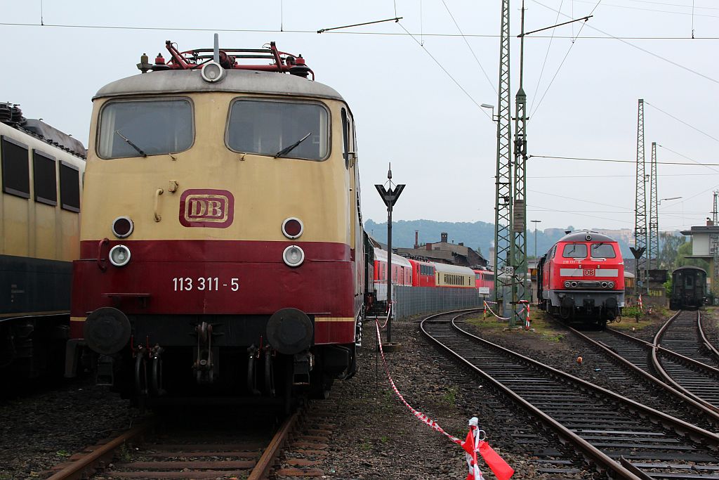 113 311-5 des DB Museums Koblenz-Lützel und die damals noch in verkehrsrotem Flickenteppich lackierte 218 137-8 abgelichtet beim E-Lok-Tag am 03.06.2012.