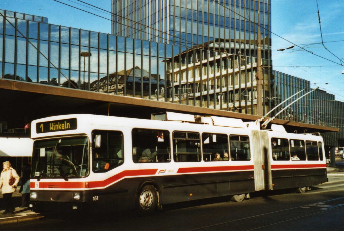 (113'916) - VBSG St. Gallen - Nr. 151 - NAW/Hess Gelenktrolleybus am 17. Januar 2009 beim Bahnhof St. Gallen