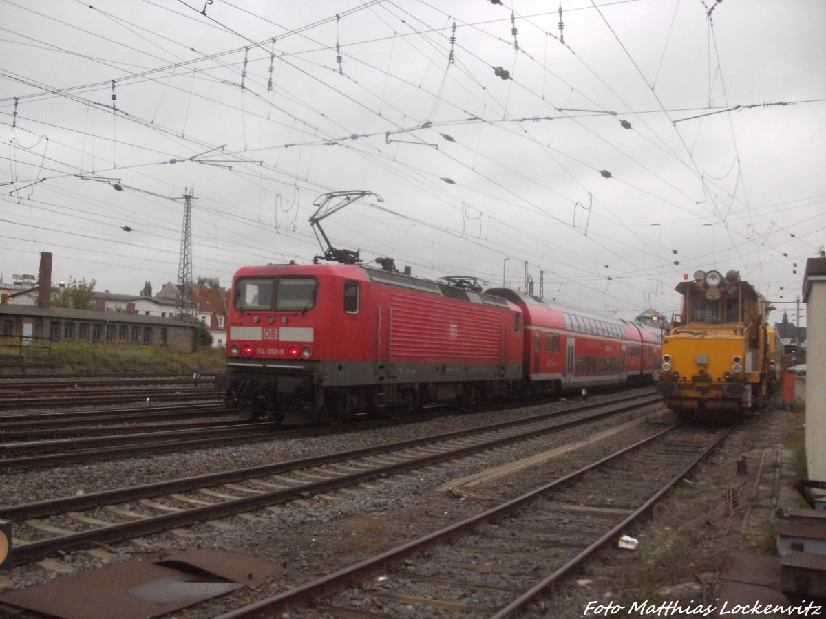 114 002-9 beim einfahren in den Bahnhof Halle (Saale) Hbf am 14.9.14