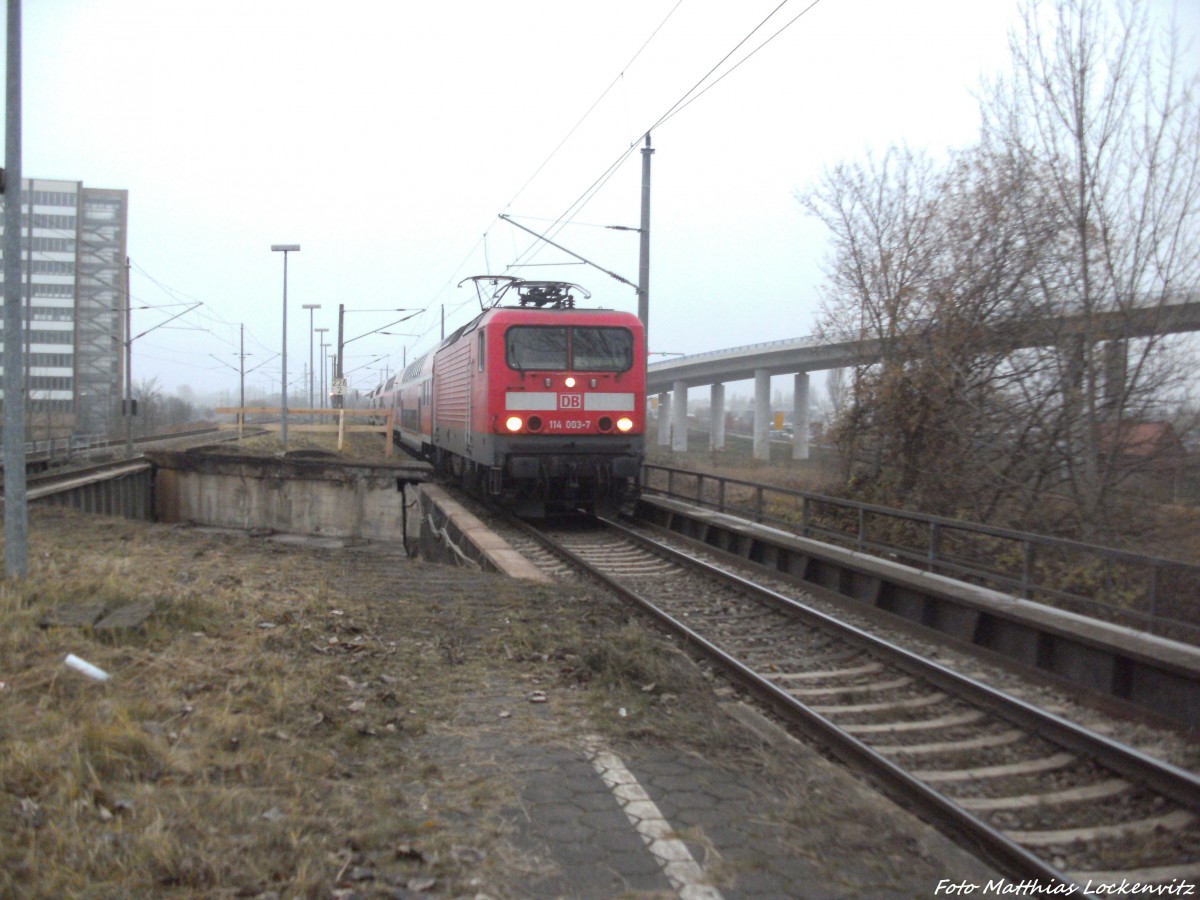 114 003-7 als RE5 aus Holzdorf (Elster) bei der Einfahrt in den Bahnhof Stralsund Rgendamm am 3.12.13